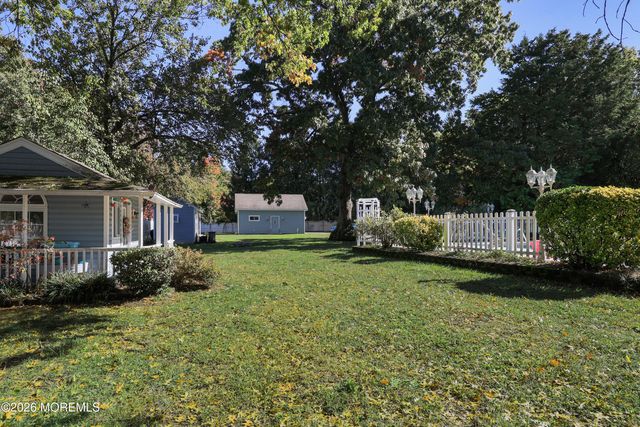 32 Sleepy Hollow Road, Red Bank, NJ 07701