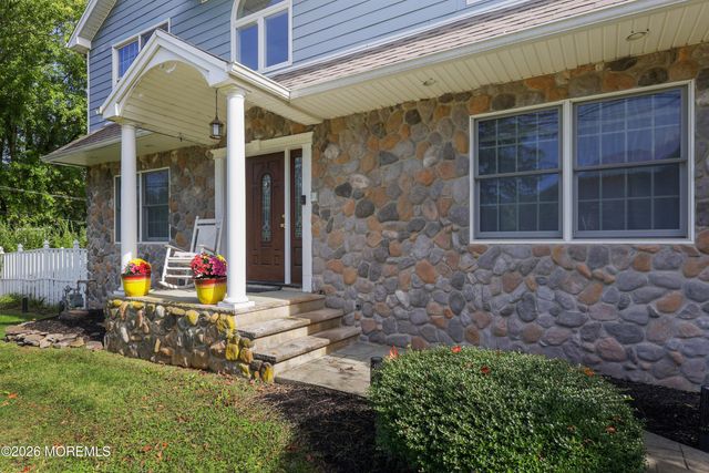 32 Sleepy Hollow Road, Red Bank, NJ 07701