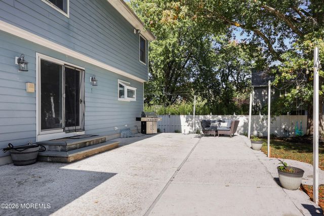 32 Sleepy Hollow Road, Red Bank, NJ 07701