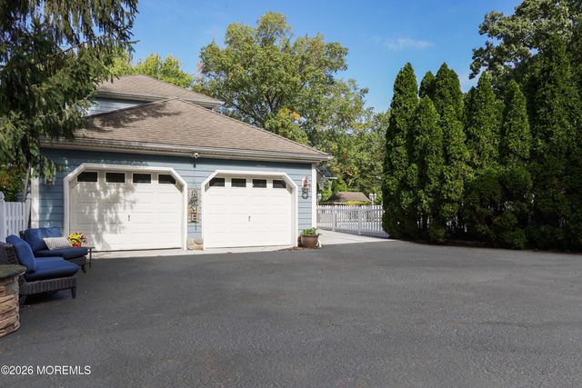 32 Sleepy Hollow Road, Red Bank, NJ 07701