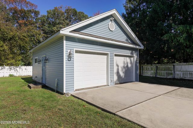 32 Sleepy Hollow Road, Red Bank, NJ 07701