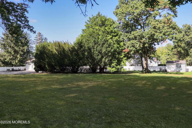 32 Sleepy Hollow Road, Red Bank, NJ 07701