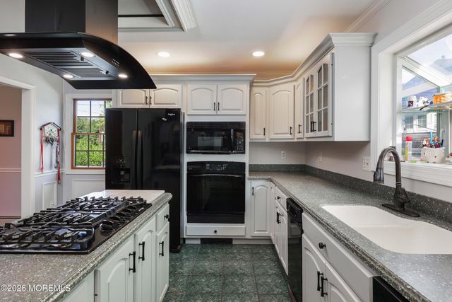32 Sleepy Hollow Road, Red Bank, NJ 07701