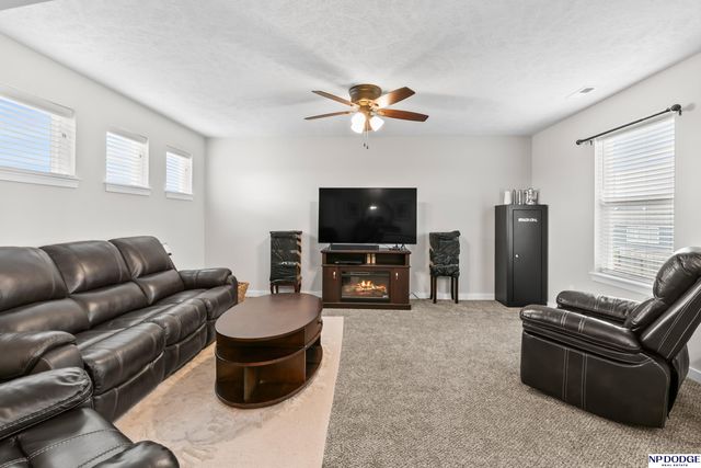 5216 Heartland Drive, Papillion, NE 68133