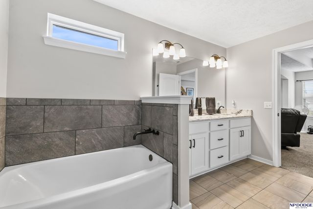 5216 Heartland Drive, Papillion, NE 68133
