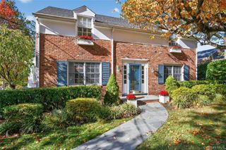 7 Shore Road, Manhasset, NY 11030