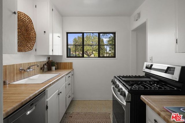 5441 Village Green, Los Angeles, CA 90016