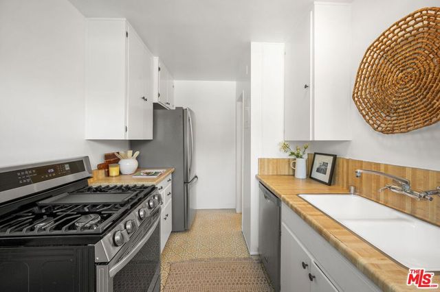 5441 Village Green, Los Angeles, CA 90016