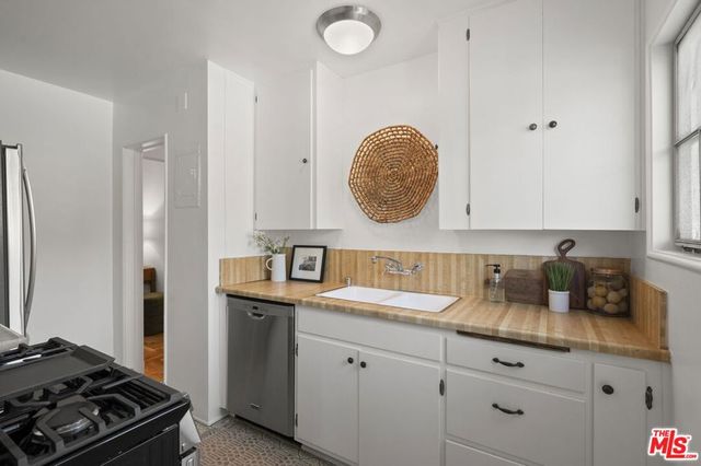 5441 Village Green, Los Angeles, CA 90016