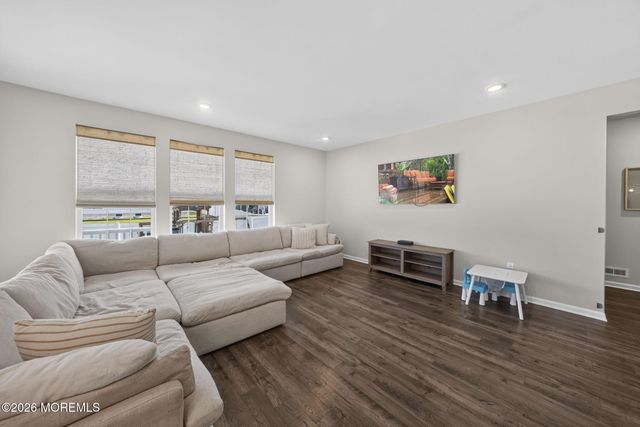 30 Holloway Avenue, Manahawkin, NJ 08050