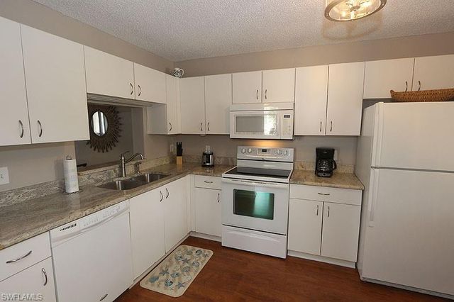 7812 Emerald CIR 201, Naples, FL 34109
