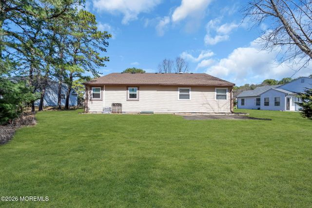 9 Greenwood Lane 62, Whiting, NJ 08759