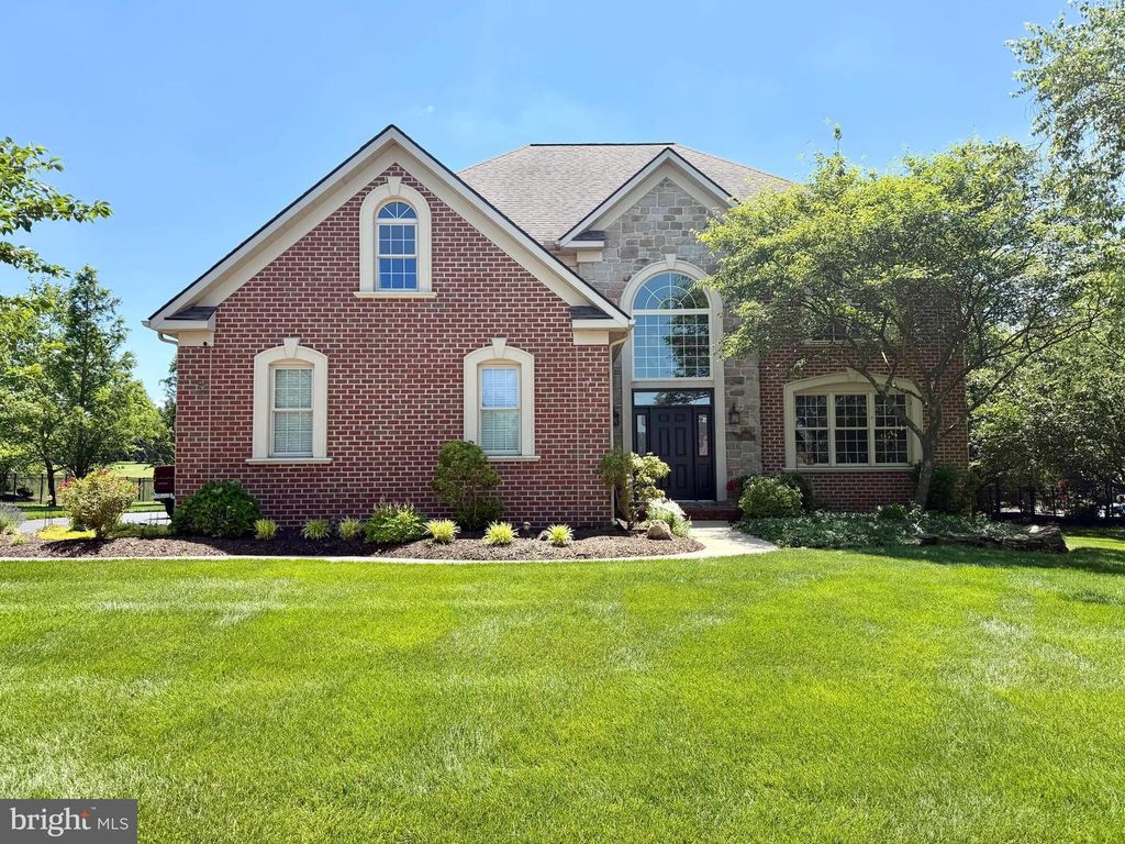 Image 2 of property listing at 1361 WICKLOW DR, York, PA 17404
