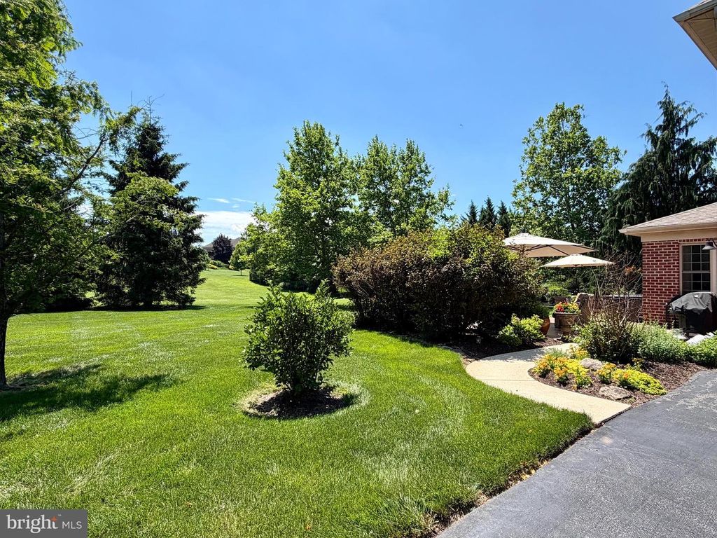 Image 3 of property listing at 1361 WICKLOW DR, York, PA 17404
