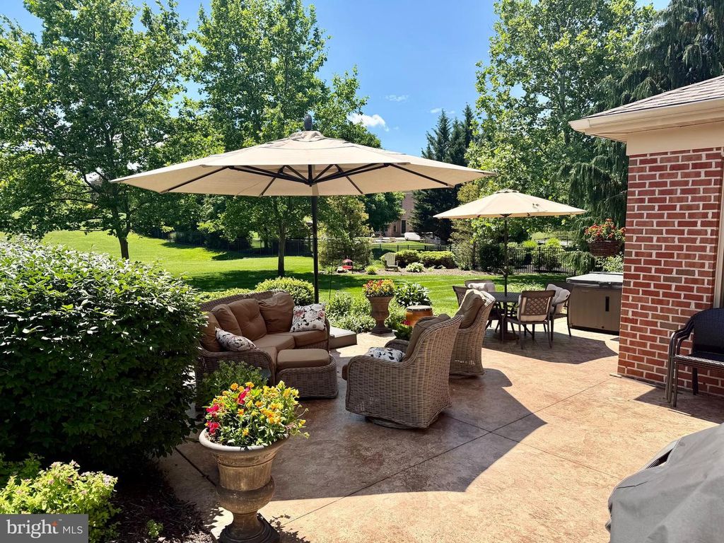 Image 4 of property listing at 1361 WICKLOW DR, York, PA 17404