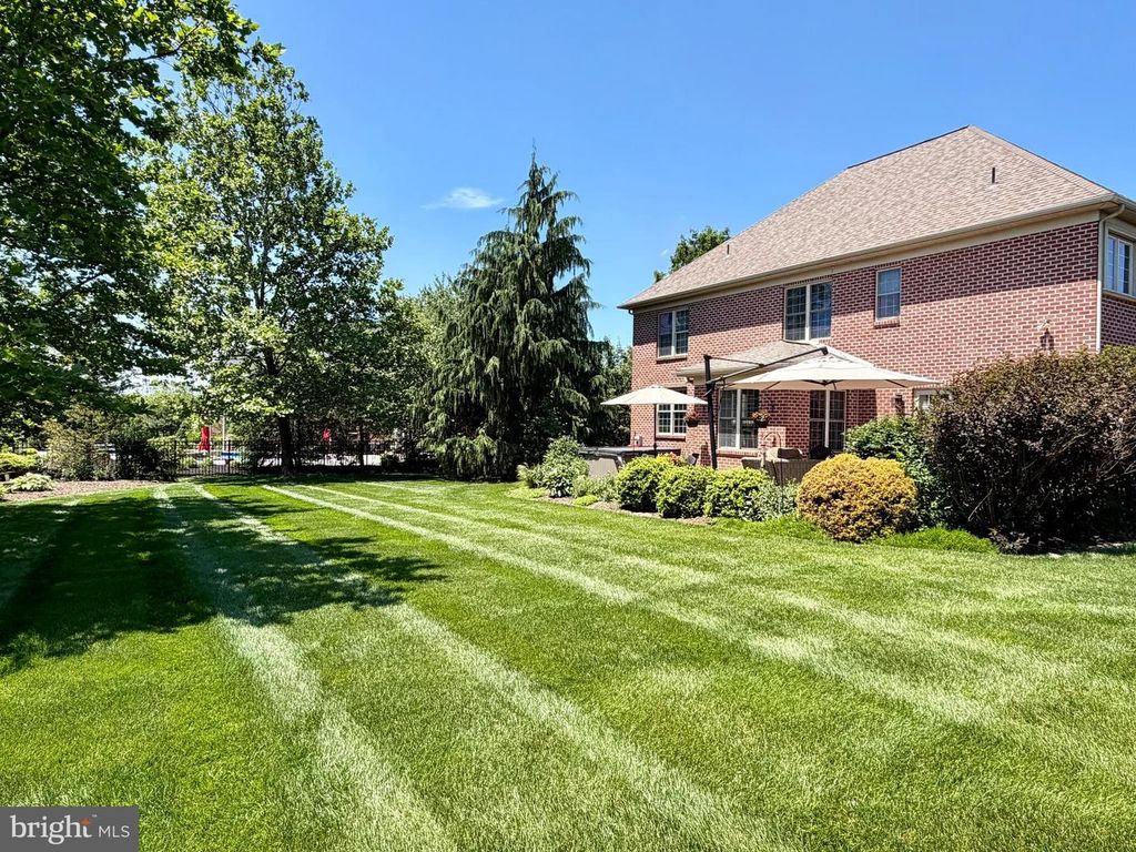 Image 5 of property listing at 1361 WICKLOW DR, York, PA 17404