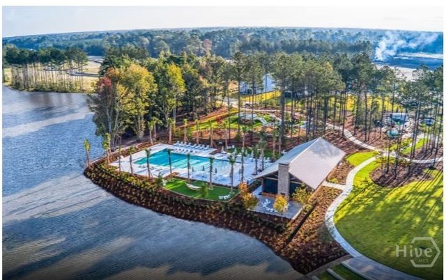 327 Crosstown Avenue, Richmond Hill, GA 31324