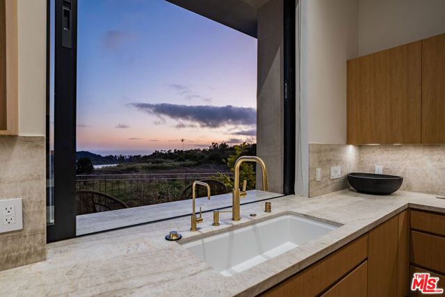 1205 Las Lomas Place, Pacific Palisades (los Angeles), CA 90272