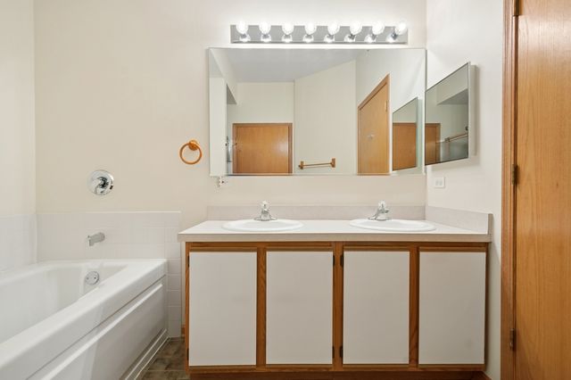 3125 Town Square Drive 401, Rolling Meadows, IL 60008