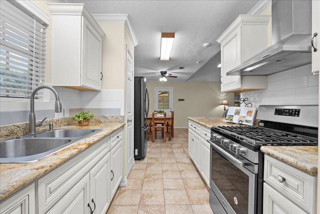 3727 Rau Drive, Dickinson, TX 77539