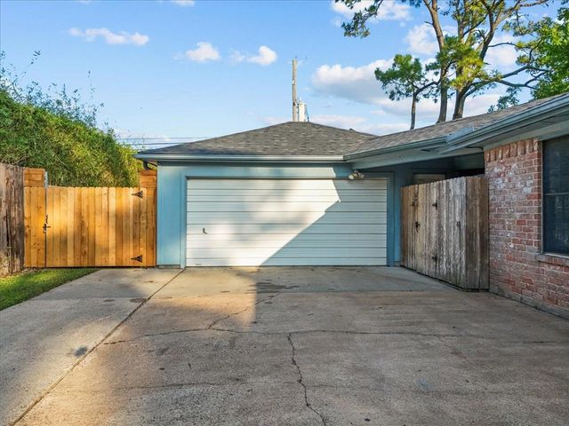 3727 Rau Drive, Dickinson, TX 77539