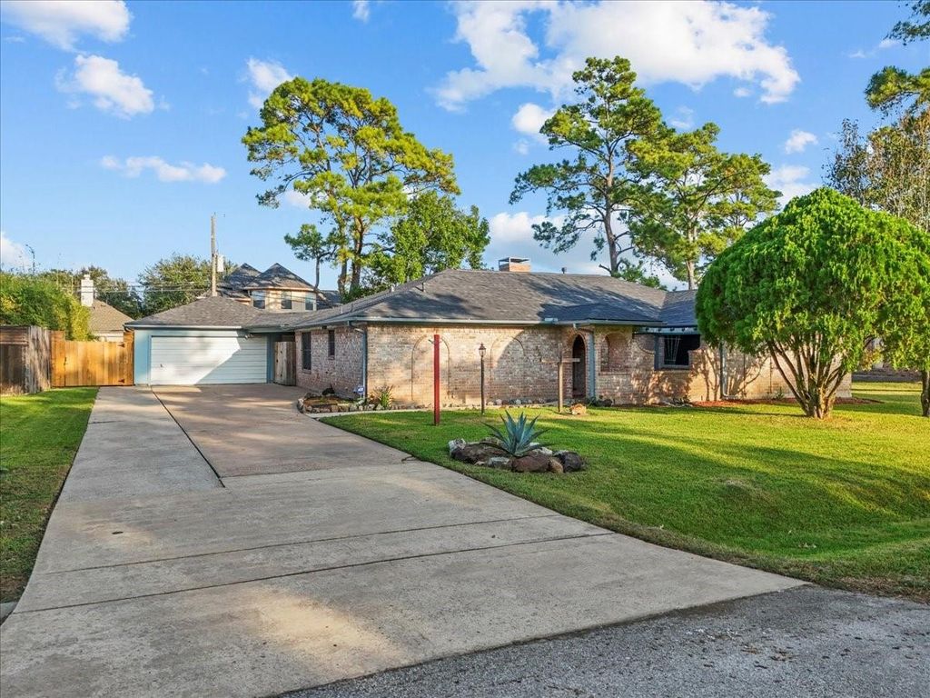3727 Rau Drive, Dickinson, TX 77539