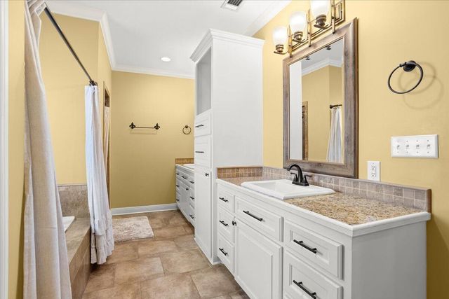 14 E Donnington Ct., Hattiesburg, MS 39402