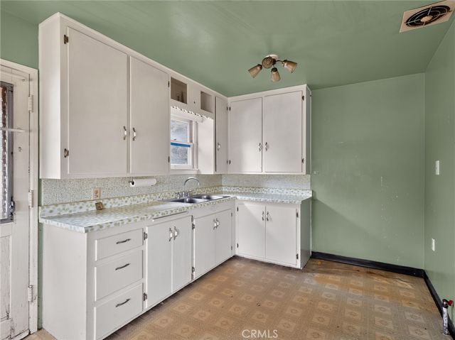 225 W Center Street, Ventura, CA 93001