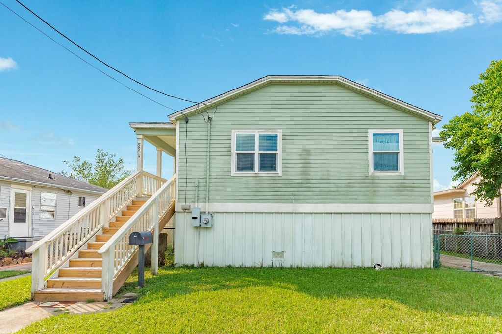5519 Menard Avenue, Galveston, TX 77551