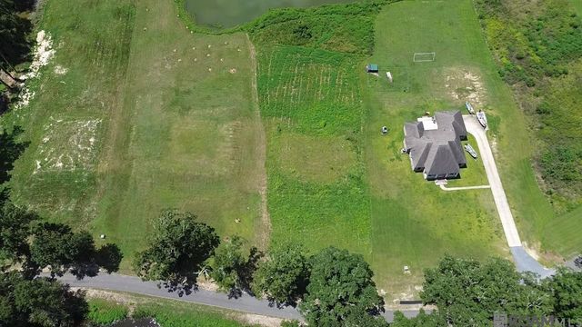 8573 New River Rd, St Amant, LA 70774