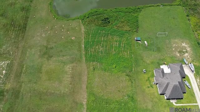 8573 New River Rd, St Amant, LA 70774