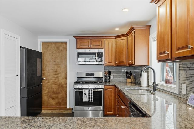 10 Aberdeen St, Fall River, MA 02721