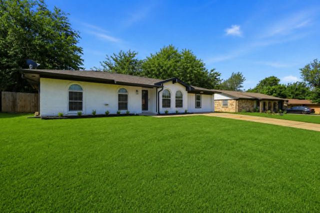 318 NE Michael Drive, Burleson, TX 76028