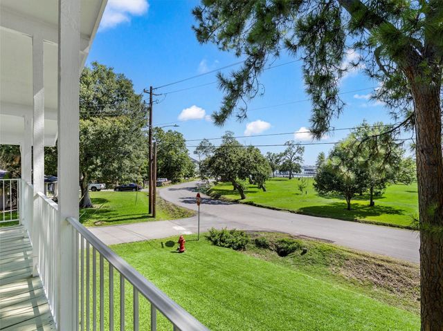 432 Glen Cove Street, Kemah, TX 77565