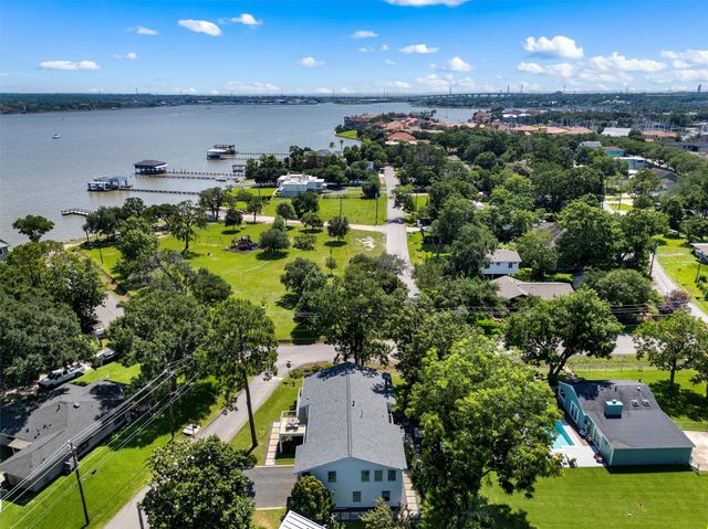 432 Glen Cove Street, Kemah, TX 77565