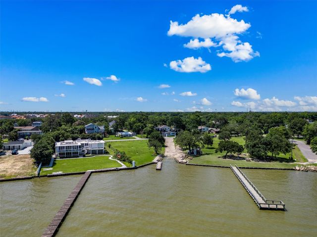 432 Glen Cove Street, Kemah, TX 77565