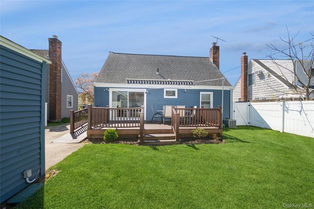 23 Gables Drive, Hicksville, NY 11801