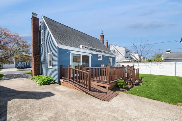 23 Gables Drive, Hicksville, NY 11801