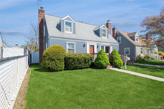 23 Gables Drive, Hicksville, NY 11801