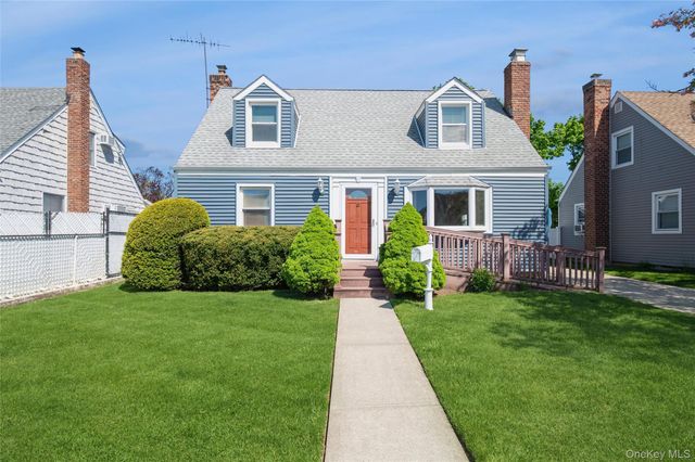 23 Gables Drive, Hicksville, NY 11801