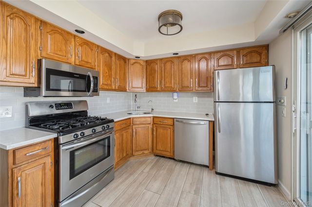 23 Gables Drive, Hicksville, NY 11801