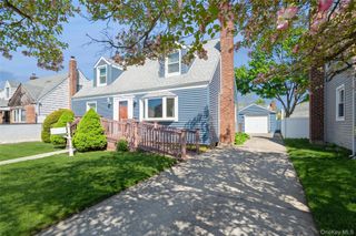 23 Gables Drive, Hicksville, NY 11801