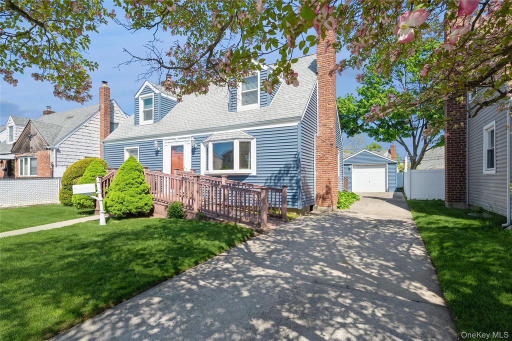 23 Gables Drive, Hicksville, NY 11801