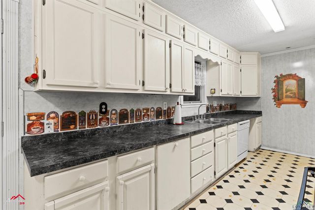 508 W Country Club Rd., Hallsville, TX 75605