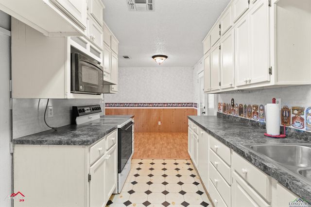 508 W Country Club Rd., Hallsville, TX 75605
