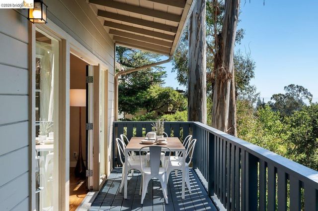2343 Mastlands Dr, Oakland, CA 94611