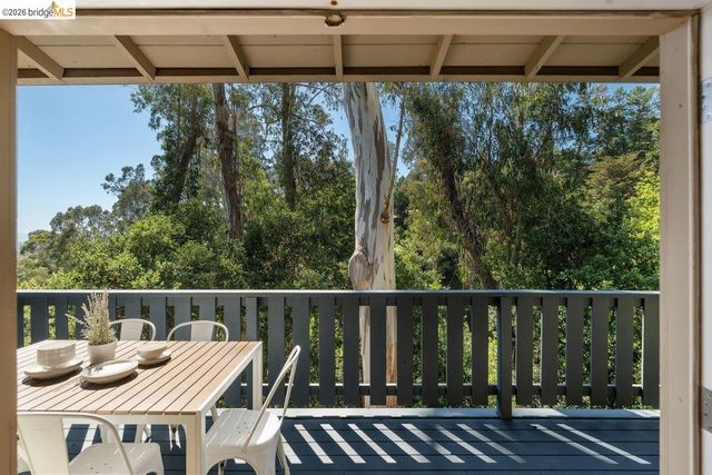 2343 Mastlands Dr, Oakland, CA 94611
