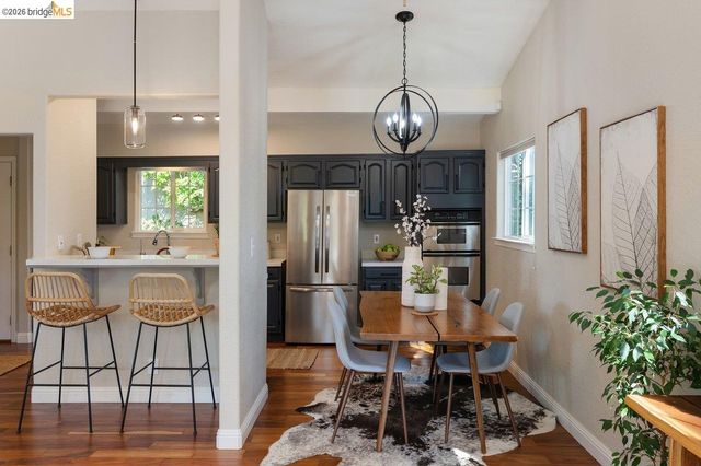 2343 Mastlands Dr, Oakland, CA 94611