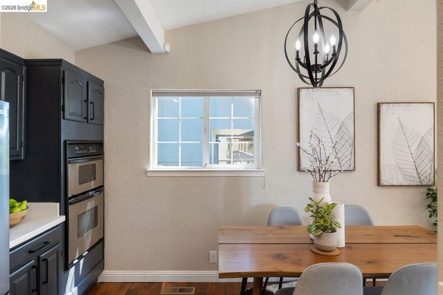 2343 Mastlands Dr, Oakland, CA 94611