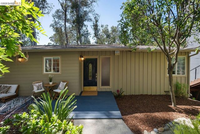 2343 Mastlands Dr, Oakland, CA 94611